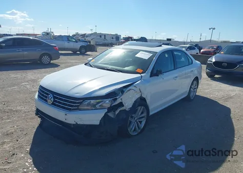 2019 Volkswagen Passat 2.0T Wolfsburg Edition z USA, uszkodzony, nr VIN 1VWLA7A3XKC010058